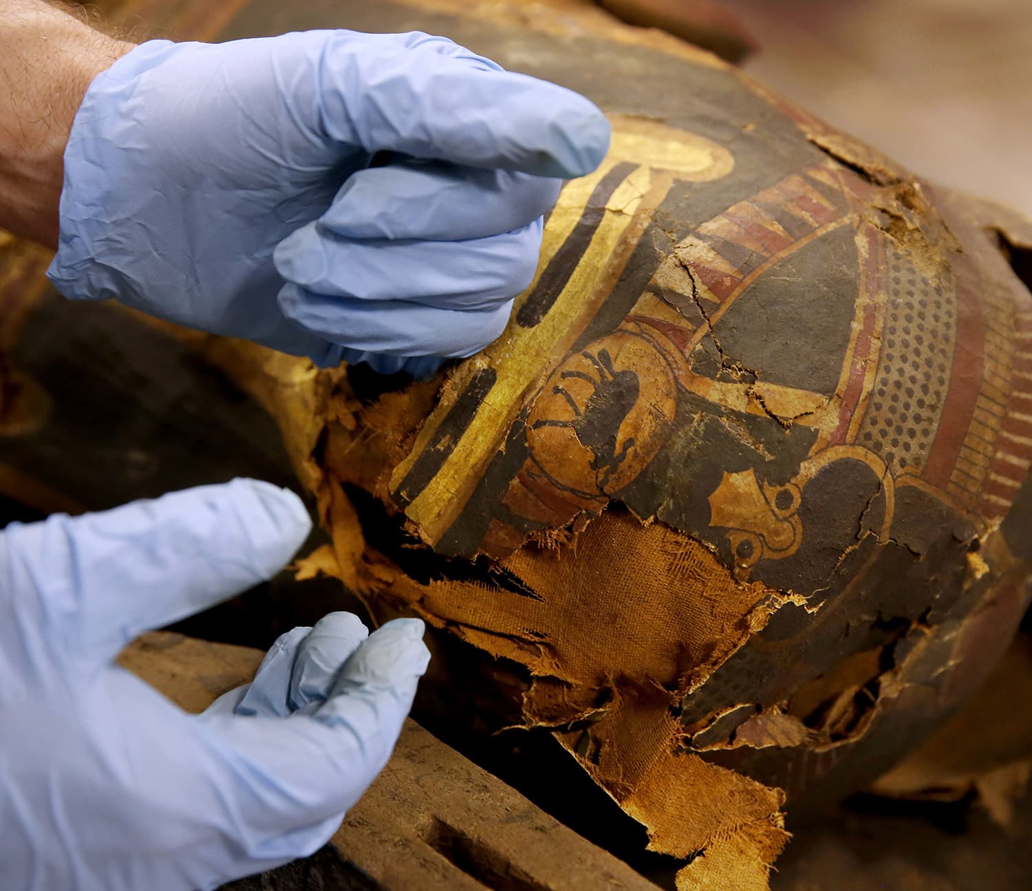 Chicago scientists open Egyptian mummy coffin