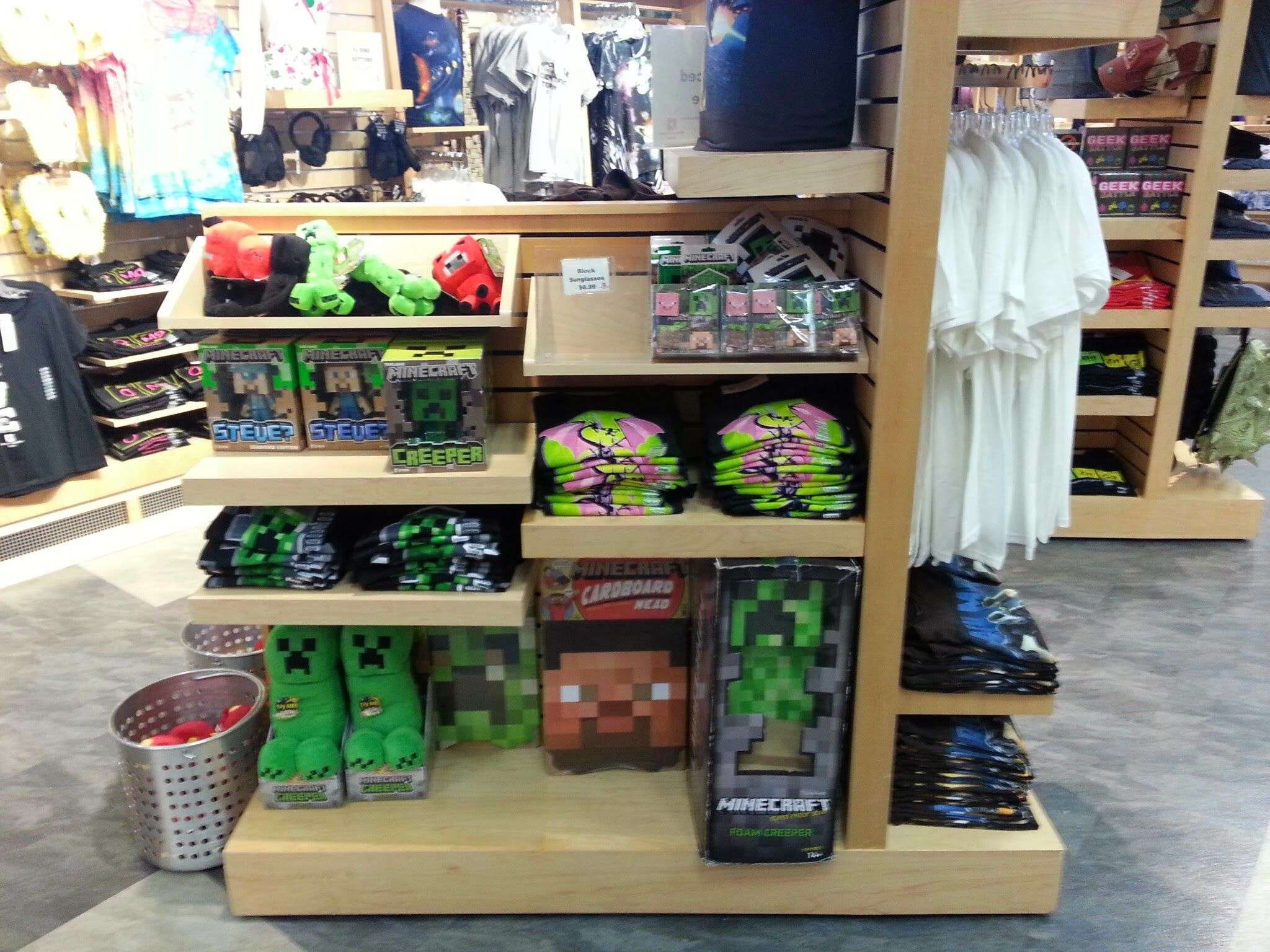 The #Minecraft and #Maker shelf at the @Museum of Science ...